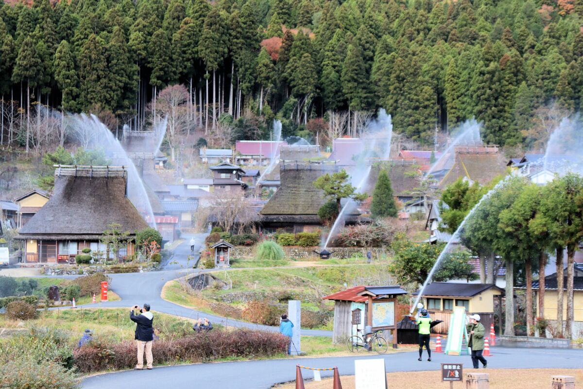 かやぶきの里に水のアーチ「何回見ても迫力」防火用放水銃を点検　京都・美山