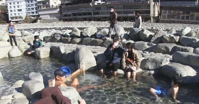 下呂温泉の「噴泉池」足湯専用へ　水着守られず　観光客は「大変ショックでがっかり」