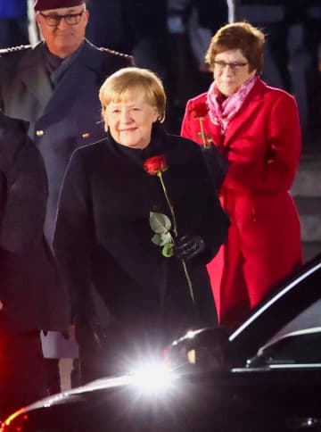 ドイツのメルケル首相、退任式　「欧州の顔」8日に交代
