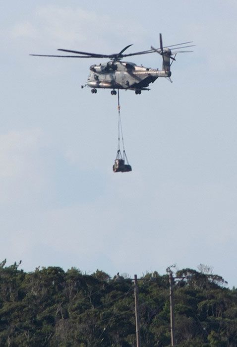 「小学校あるのに…」米軍ヘリ、高江で重機をつり下げ飛行