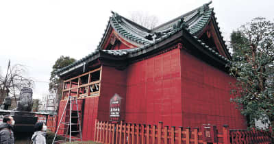 社殿守る雪囲い　金沢・尾﨑神社、冬の装い