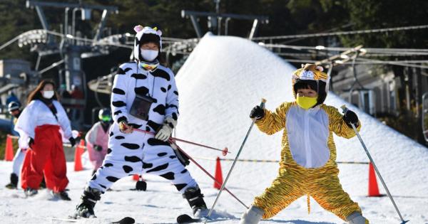 仮装で初滑り「気持ち良い」　六甲山スノーパークオープン