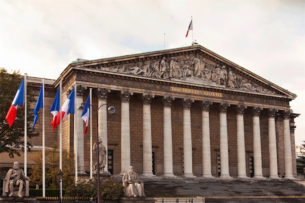 フランス政府が学校でのいじめに厳罰、最高10年の禁固刑