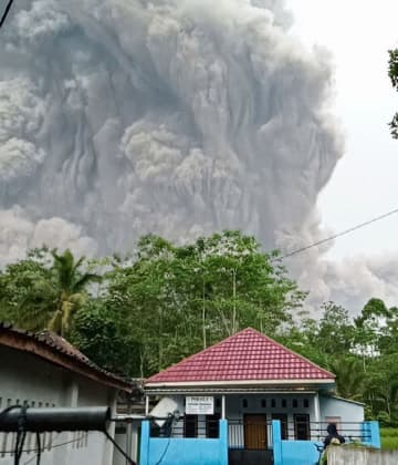 ジャワ島東部で噴火、14人死亡　インドネシア、50人超けが