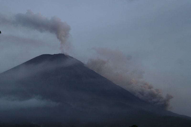 インドネシアのジャワ島東部で噴火、13人死亡・90人超負傷