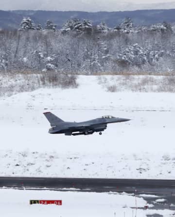米軍F16が青森空港を離陸　緊急着陸前にタンク投棄