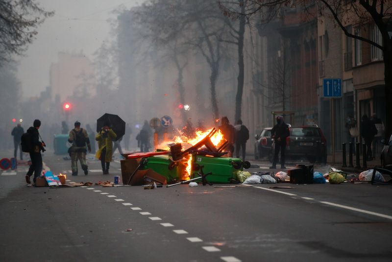 ブリュッセルでワクチンパス抗議参加者の一部が暴徒化、警官隊と衝突