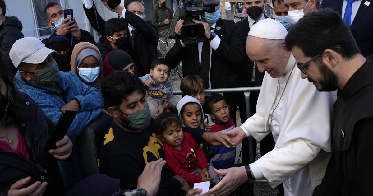 ローマ教皇、難民の政治利用を非難　ギリシャのキャンプ訪問