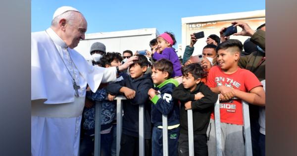 ローマ教皇がギリシャの難民キャンプ訪問、世界の無関心非難