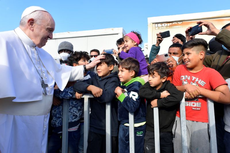 ローマ教皇がギリシャの難民キャンプ訪問、世界の無関心非難