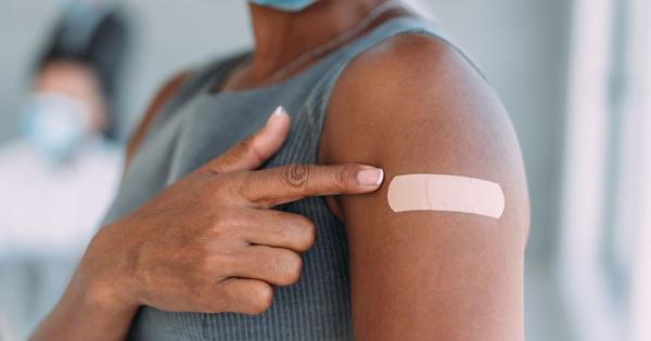 「何かがおかしい」偽物の腕でワクチン接種しようとした男性。看護師が見破る