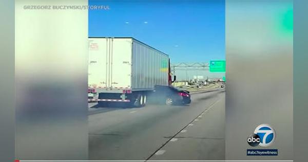 【動画】乗用車を引きずりながら、高速道路を走り続ける大型トラック