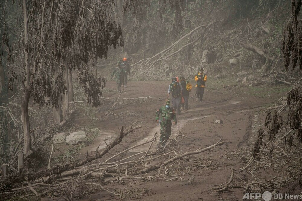 インドネシア火山噴火、死者22人に 再噴火で捜索難航