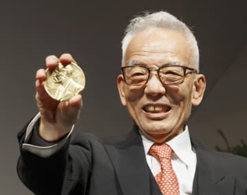 真鍋さんにノーベル賞メダル授与　「大変ハッピー」米で式典