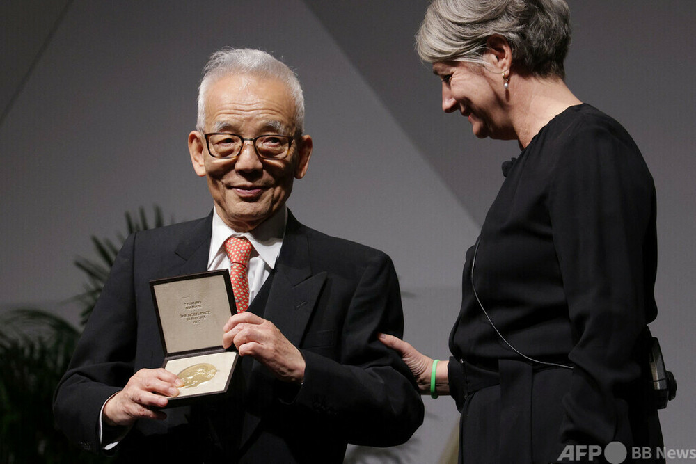 ノーベル物理学賞 真鍋淑郎さんにメダル授与 米