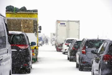 大雪通行止め、3時間前に予告へ　高速道路での立ち往生防ぐ