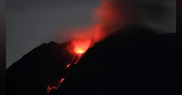 ジャワ島の火山噴火で地元住民がカメラにとらえた「迫ってくる噴煙」の衝撃 | 今年1月にも噴火したばかりだった