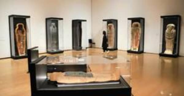 ミイラ体内から「謎の人形」発見　最新の調査結果並ぶ「古代エジプト展」　立てて展示の「棺」で大きさ体感