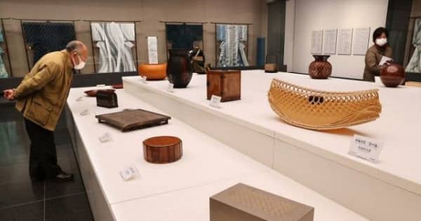 日本伝統工芸展岡山展が最終盤　陶芸や染織、ファンら優品を堪能