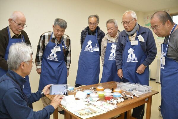 障害児の端末画面タップを手助け　吉野川市の「おもちゃ病院鴨島診療所」が装置製作