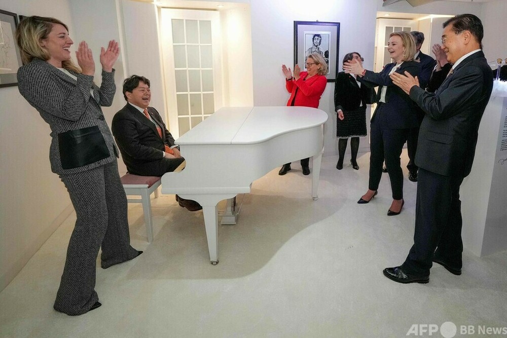 G7外相会合、林氏が夕食会で「イマジン」ピアノ演奏