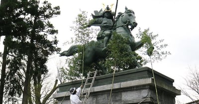 木曽義仲ゆかりの神社で銅像「おみぬぐい」