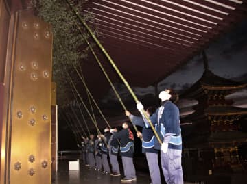 成田山新勝寺ですす払い　僧侶らが新年準備