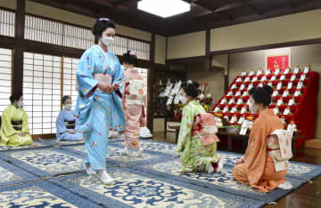 京都・祇園の舞妓さんも正月支度　花街であいさつ回り