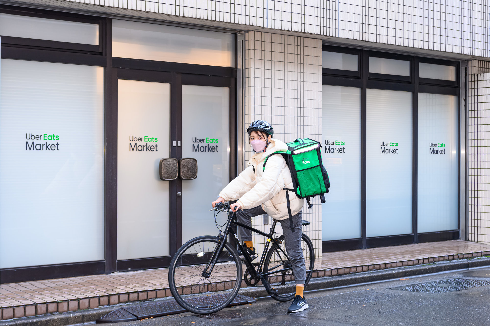 Uber Eats初のリアル店舗、東京・日本橋にオープン　食品など1100点以上を取り扱い