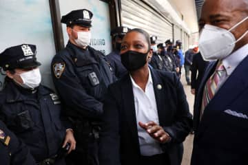 米NY市警、初の女性本部長　49歳、黒人スーエル氏