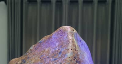 世界最大のサファイアの原石を発見　スリランカ
