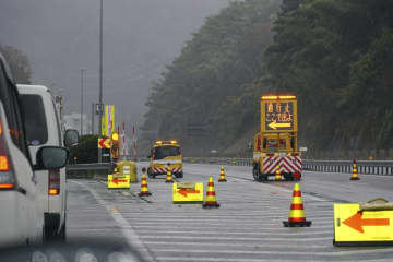 北陸道で40台が絡む多重事故　福井の敦賀トンネル、6人搬送