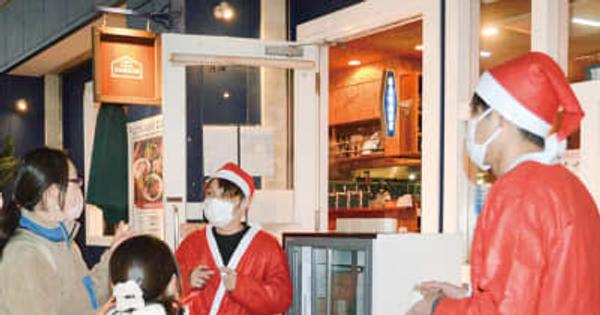 サンタが”幸せ”のお裾分け 通行人へサプライズ　藤沢市