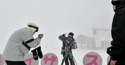 雪のゲレンデ、ヒャッホー！　上山・蔵王ライザでスキー場開き