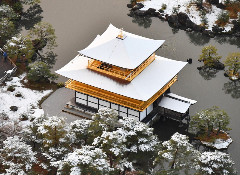 金閣寺も雪化粧　西日本の各地で厳しい冷え込み