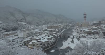 強い寒気の影響で岡山県北で断続的に雪が降り続く