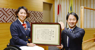 大谷桃子選手、佐賀市長に報告　東京パラリンピック女子ダブルス銅メダル　市表彰特別賞も受賞