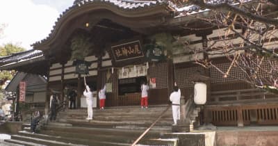 石川県内雪や雨に 金沢・尾山神社ではすす払い