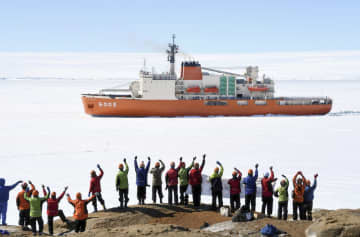 しらせ、昭和基地に接岸　南極観測船、輸送本格化