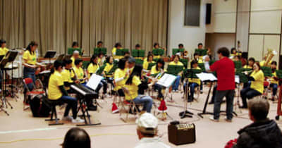 演奏でクリスマス満喫　亀山市吹奏楽団がコンサート