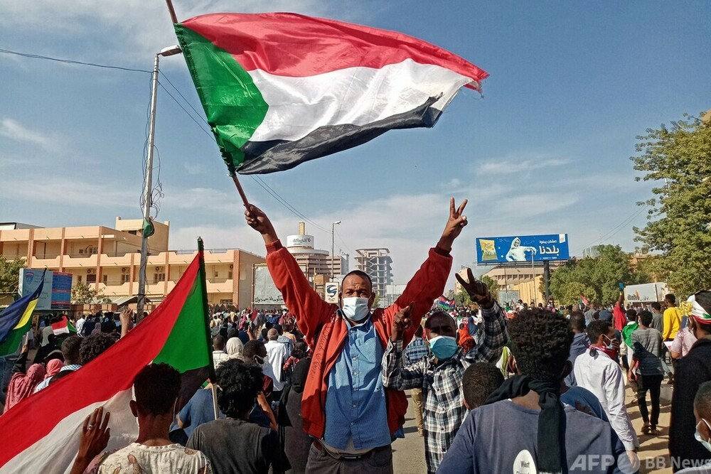スーダンで民政移管求める大規模デモ、警察の催涙弾で負傷者