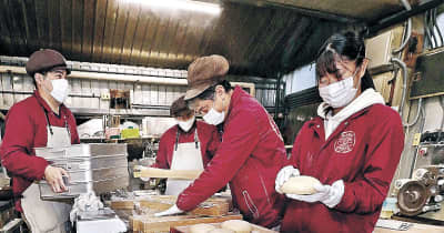 紅白丸々　富山県内、鏡餅作りピーク