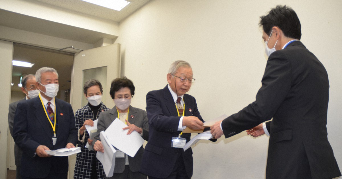 日本被団協　核兵器禁止条約に参加求める署名を外務省に提出