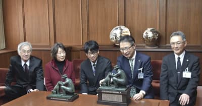 「上野博士とハチ公」像寄贈　親族が津市に50体、久居地域の学校や公民館へ　三重