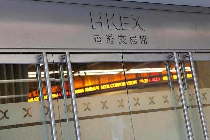 低迷する香港株市場、自社株買いなど明るい材料も