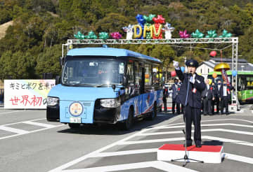 徳島DMV、営業運行スタート　世界初、道路と線路の二刀流