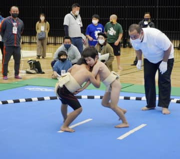 千葉・柏でクリスマスに相撲大会　各地の小学生らが競い合う