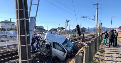 特急列車と乗用車衝突、乗用車の27歳男性死亡　茨城・笠間、JR常磐線踏切