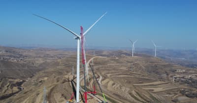 黄土高原で風力発電機の建設が急ピッチ　甘粛省