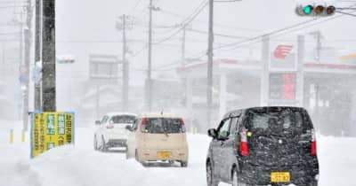 寒波の県内、視界不良　33地点で真冬日、吹雪で交通乱れる